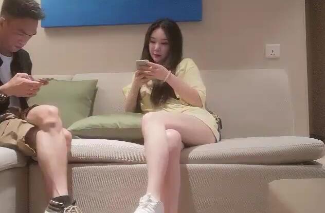 午夜寻花黄衣白皙妹子啪啪 沙发摸 逼口 交抬腿侧入猛操，后入快速抽 插呻 吟娇 喘